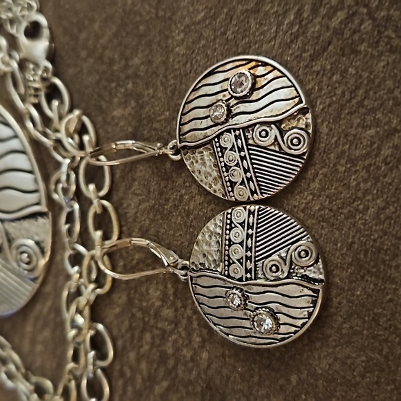 PREMIER DESIGNS New Seasons Reversible Abstract Circle Pendant Jewelry Set - Picture 3 of 9